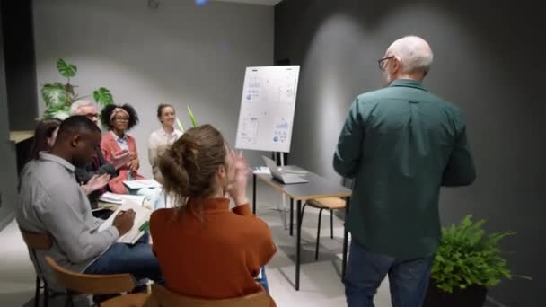 Ældre Mandlige Business Coach Ind Mødelokalet Mens Team Forskellige Mennesker – Stock-video