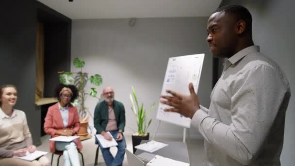 Junger Afroamerikanischer Business Coach Steht Vor Einem Gemischt Altersgemischten Team — Stockvideo