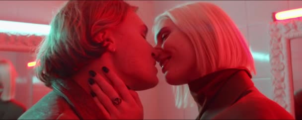 Zoom Avant Plan Jeune Couple Affectueux Embrassant Dans Chambre Remplie — Video