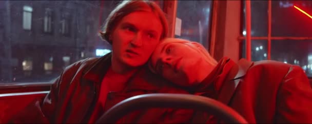 Młoda Romantyczna Para Siedzi Tramwaju Pod Czerwonym Neonem Rozmawia Podczas — Wideo stockowe