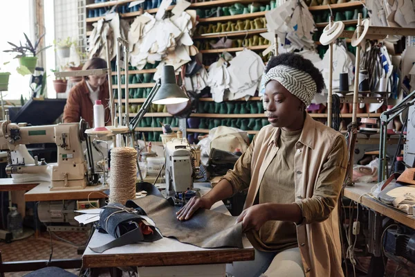 Woman sewing product in workshop — Stock Photo, Image