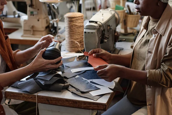 Tailors sewing shoes in the factory — Stock Photo, Image