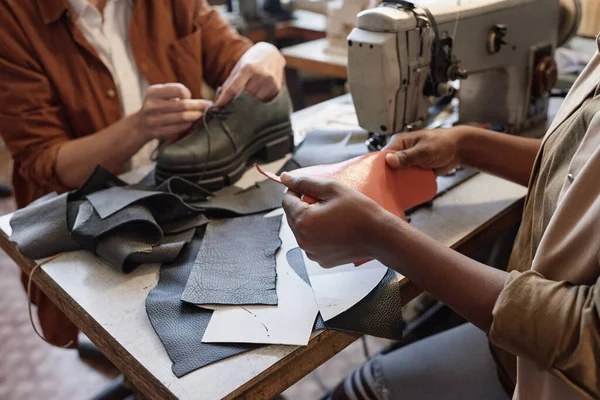 Producenci butów pracujący w fabryce — Zdjęcie stockowe