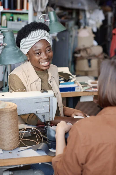 Chers collègues travaillant dans l'usine de vêtements — Photo