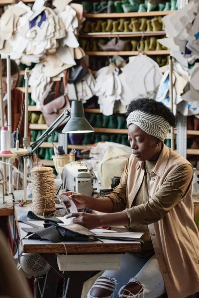 Tailleur travaillant à son atelier — Photo