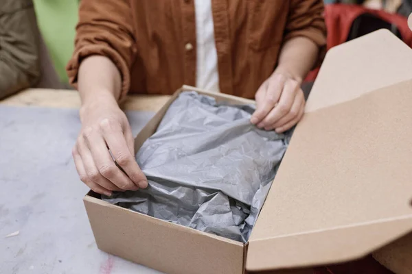 Mujer cajas de embalaje para la entrega —  Fotos de Stock