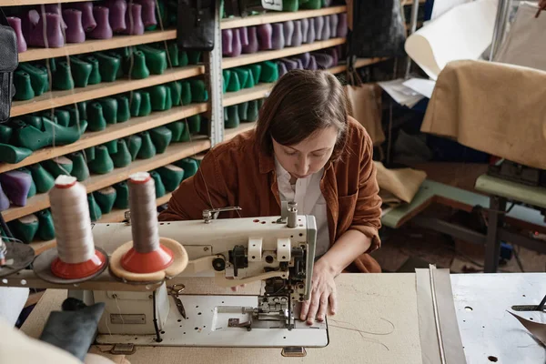 Shoemaker using sewing machine in her work — Stock Photo, Image