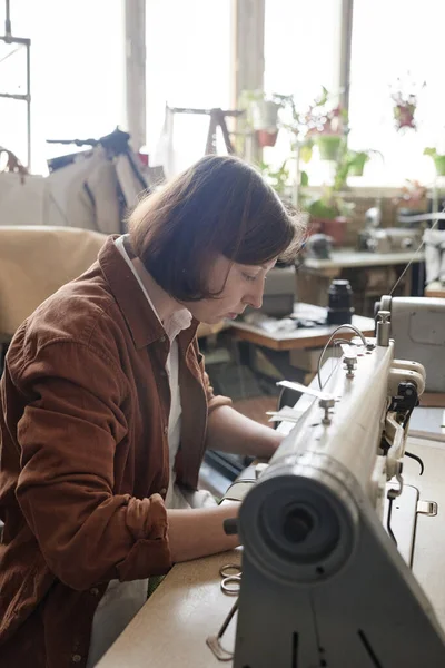 Tailor sewing on sewing machine in the workshop — Stock Photo, Image