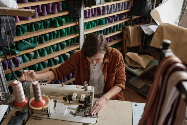 Woman working in tailor workshop — Stock Photo, Image