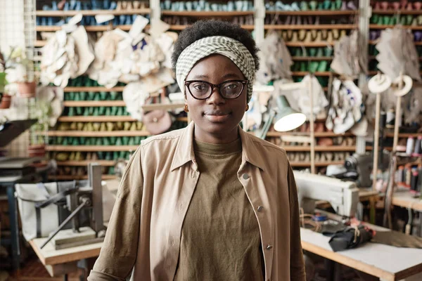 Afrikaanse naaister staat in de werkplaats — Stockfoto