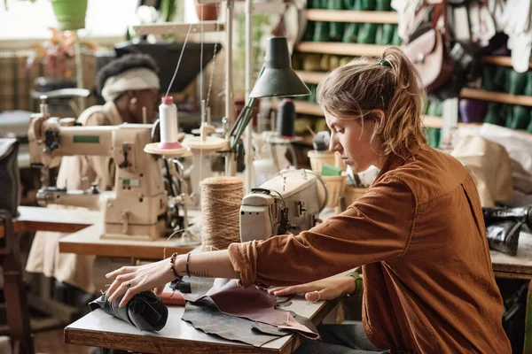 Dressmaker pracuje na maszynie do szycia — Zdjęcie stockowe