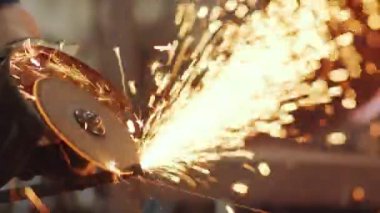 Metal keserken elektrik direksiyonu kullanan tanınmayan işçiyi yakından çek.