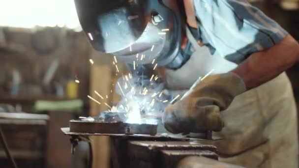 헬멧을 장갑을 부분에 철근을 용접하는 작업을 근로자 — 비디오