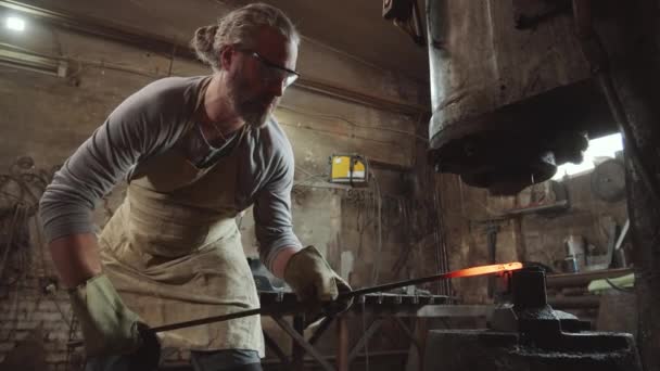 Senior Blacksmith Protective Gloves Glasses Forging Heated Iron Rod Power — Stock Video