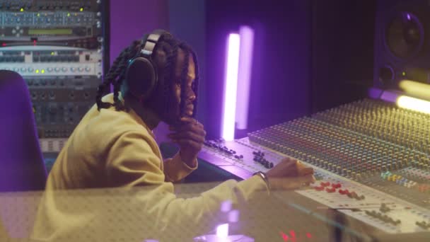 Joven Hombre Afroamericano Auriculares Usando Consola Mezcla Estudio Grabación Música — Vídeos de Stock