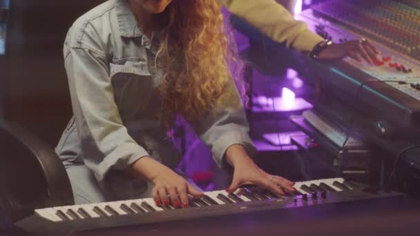 Tilt Shot Young Caucasian Woman Playing Synthesizer While African American — Vídeo de stock