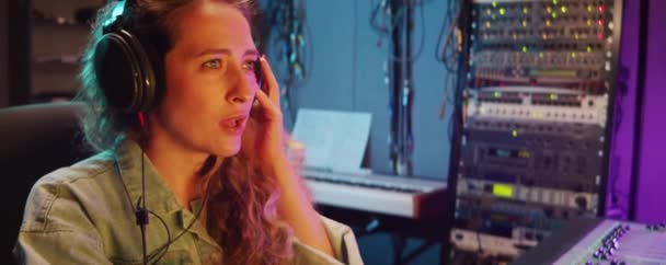 Kayıt Stüdyosunda Çalışırken Karıştırma Konsolu Kullanan Şarkı Söyleyen Kulaklıklı Beyaz — Stok video