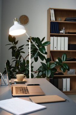 Ofiste bilgisayarı olan işyeri