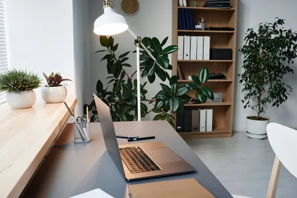 Lugar de trabajo moderno con ordenador portátil en la oficina — Foto de Stock