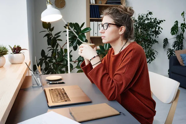 Donna che lavora online sul computer portatile — Foto Stock
