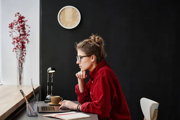 Donna d'affari che lavora su computer portatile a ufficio — Foto Stock