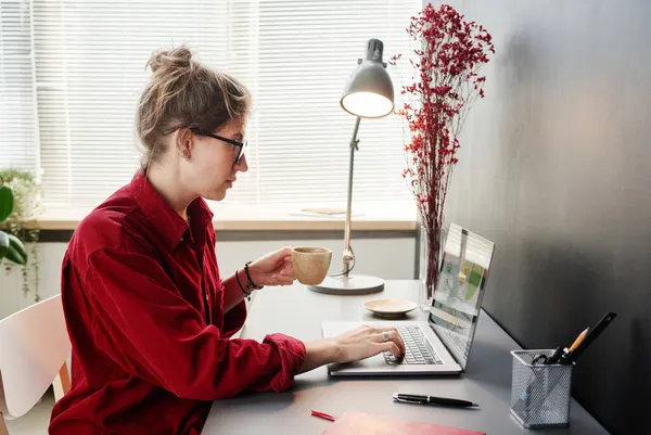 Affärskvinna arbetar på bärbar dator hemma — Stockfoto