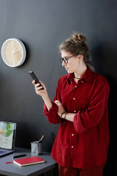 Kvinna skriva ett meddelande på telefonen — Stockfoto