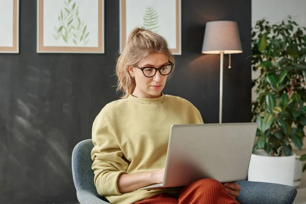 Young woman working online on laptop — Stock Photo, Image