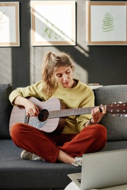 Evde gitar çalmak için çevrimiçi ders