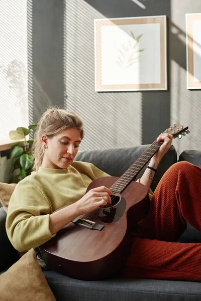 Gitar çalmayı öğrenen kadın