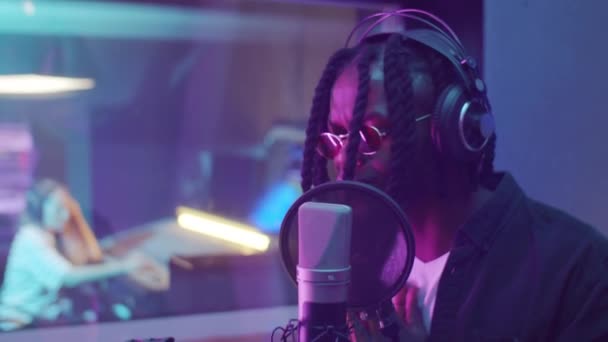 Jeune Rappeur Afro Américain Casque Chantant Microphone Tout Enregistrant Musique — Video