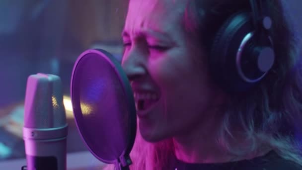 Närbild Bild Kvinnlig Sångare Hörlurar Sjunger Mikrofon Lila Neon Ljus — Stockvideo