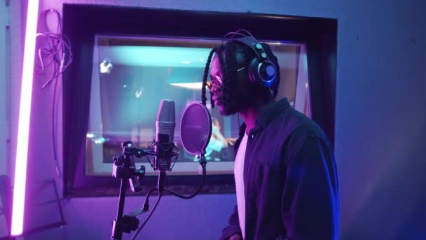 Крупный План Молодого Афроамериканского Рэпера Дредами Поющими Микрофоне Студии Звукозаписи — стоковое видео