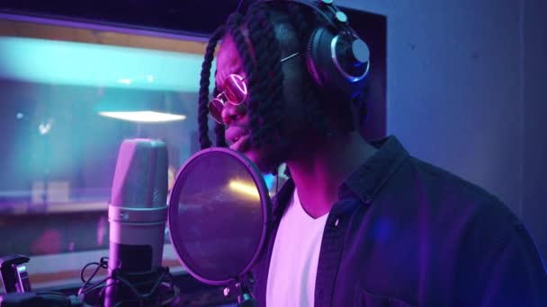 Zoom Toma Del Hombre Afroamericano Auriculares Cantando Micrófono Estudio Grabación — Vídeo de stock