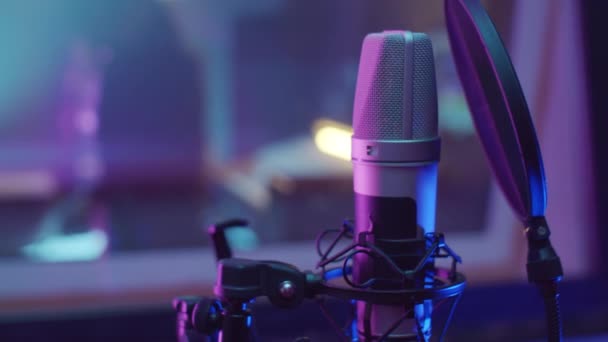 Крупный План Профессионального Микрофона Поп Фильтром Студии Звукозаписи Фиолетовым Неоновым — стоковое видео