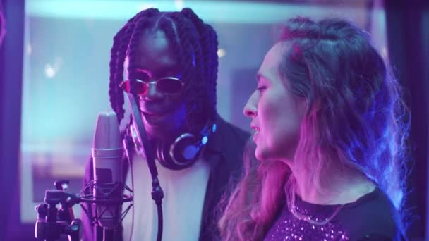 Pemuda Afrika Amerika Dan Wanita Kaukasia Bernyanyi Bersama Mikrofon Saat — Stok Video