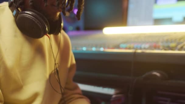 Tilt Shot Afroamerykanin Dredami Gra Syntezator Podczas Nagrywania Muzyki Studio — Wideo stockowe