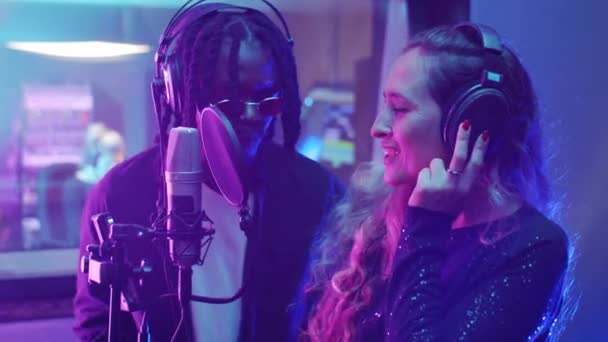 Νεαρή Καυκάσια Γυναίκα Και Αφροαμερικάνος Ηχογραφούν Μαζί Τραγούδι Στην Παραγωγή — Αρχείο Βίντεο