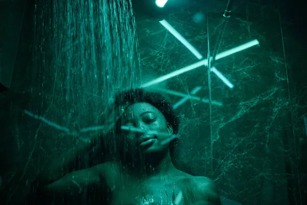 Afrikaanse vrouw in bad — Stockfoto