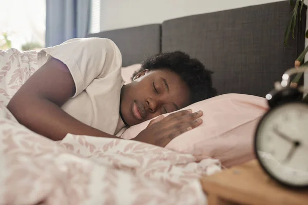 Mulher descansando em seu quarto — Fotografia de Stock