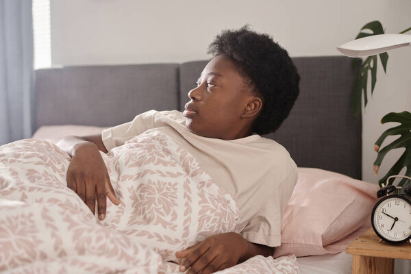 Женщина встает рано утром