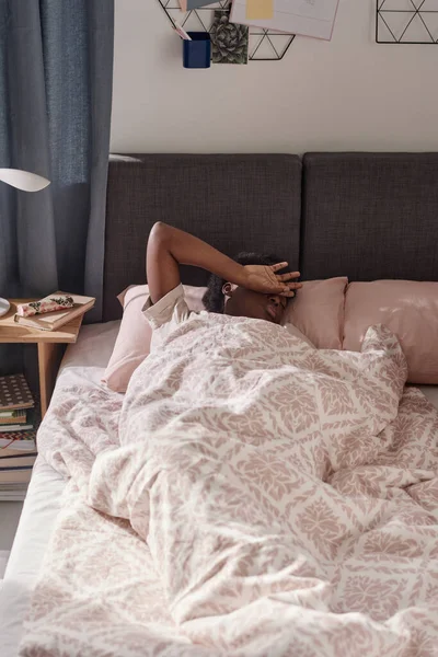 침대에서 쉬고 있는 여자 — 스톡 사진
