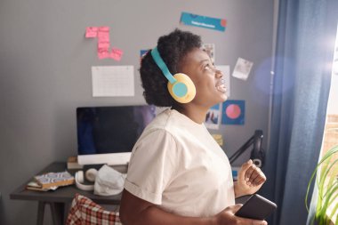 Kulaklıkla müzik dinleyen kadın.