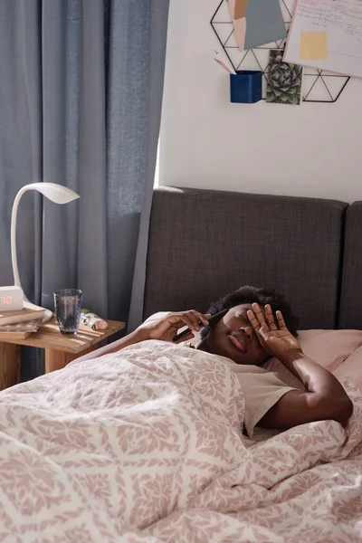 Mulher falando ao telefone na cama — Fotografia de Stock