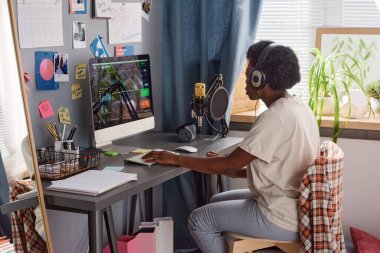 Kadın evde bilgisayarla çalışıyor.