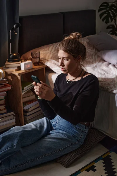 Vrouw aan de telefoon die online praat — Stockfoto