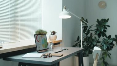 Bilgisayarlı modern işyerinin resmi. Ofiste kimse yok.