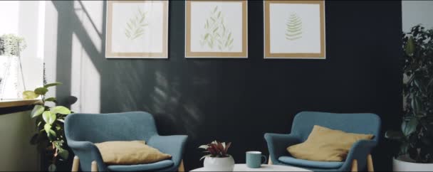 Zoom Para Fora Tiro Duas Poltronas Confortáveis Mesa Café Entre — Vídeo de Stock