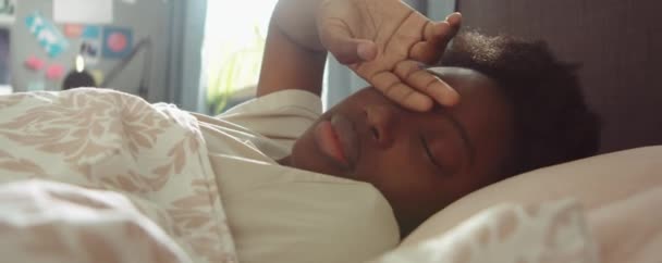 Närbild Skott Unga Sömniga Afroamerikanska Kvinna Liggande Sängen Och Gnugga — Stockvideo