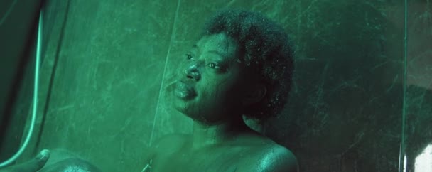 Mladá Afroameričanka Stojí Sprchovací Kabině Drží Ruku Pod Tekoucí Vodou — Stock video